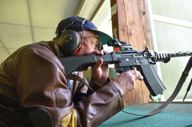 Schütze mit Stgw 57